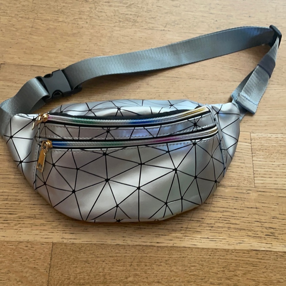 WDW Epcot inspired Spaceship Earth silver rainbow holographic Fanny pack bag NEW